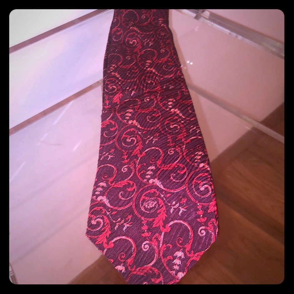 Gianni Versace tie. Excellent condition. Rich reds